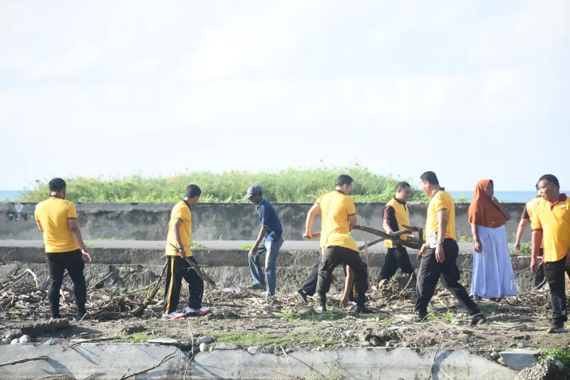 Gandeng Pemda, Polres Bulukumba Tanam Pohon dan Bersih Pantai Ela-Ela