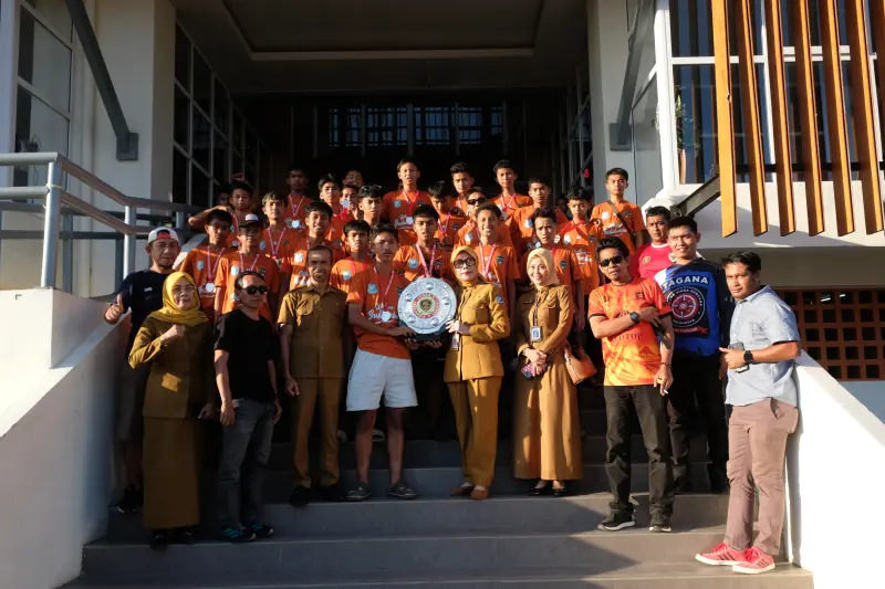 Pulang Bawa Trofi, Skuad Bulukumba United Disambut di Gedung Pinisi