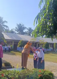 Cara Unik Camat Bontotiro Cegah Siswa Telat di Hari Pertama Sekolah