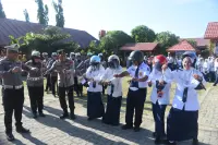 Polres Bulukumba Bagikan Helm dalam MPLS SMP Negeri 1 Bulukumba