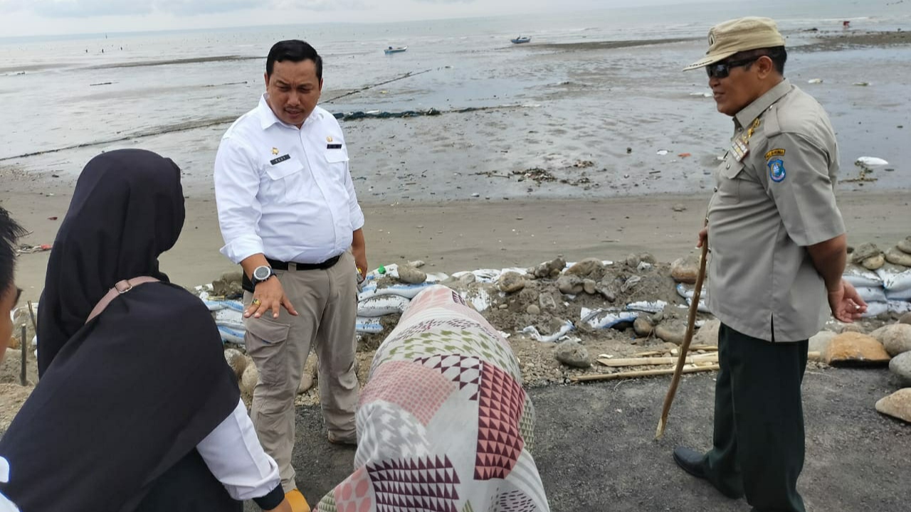 Bupati AM Sukri Sappewali Tinjau Talud Pantai Merpati yang Jebol