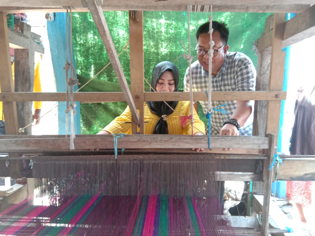 Hamzah Pangki Janji Bantuan dana dan pemasaran di Desa Bira, Penenun Bersyukur