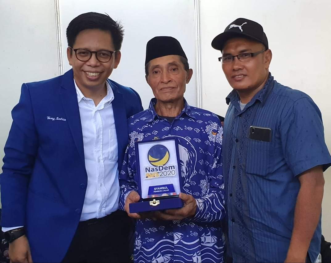 Tomy Satria Dampingi Perintis Jalan 7 KM di Bulukumba Raih Penghargaan Dari Surya Paloh