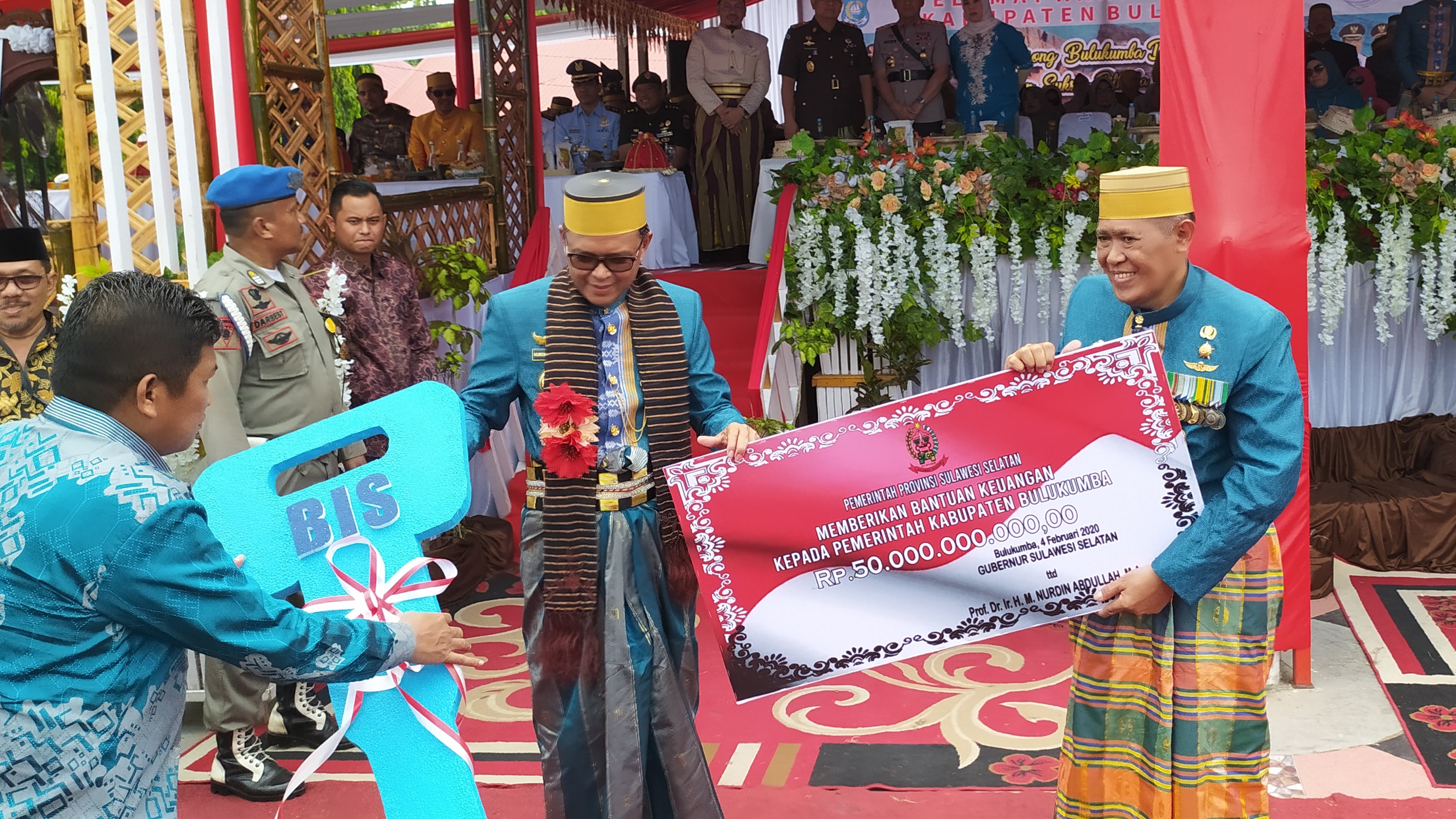 HUT 60 Tahun Bulukumba, Gubernur Serahkan Bantuan Rp50 Miliar dan 4 Unit Bus