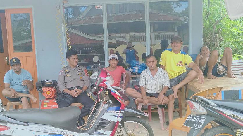 Intip Kemesraan Bhabinkamtibmas Desa Buhungbundang dengan Warga Jelang Pilkades