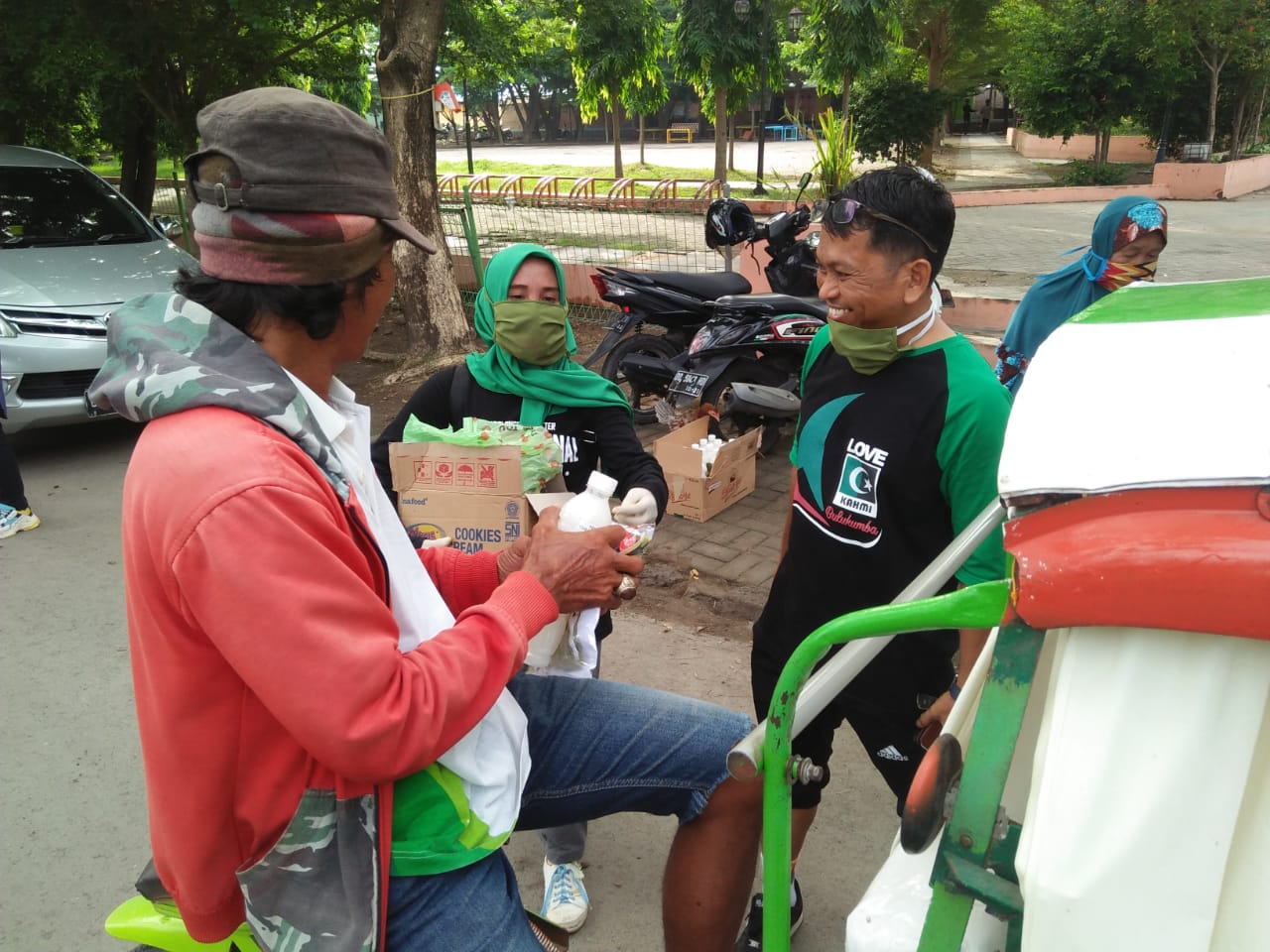 Forhati KAHMI Bulukumba Berbagi Paket Pencegah Covid-19