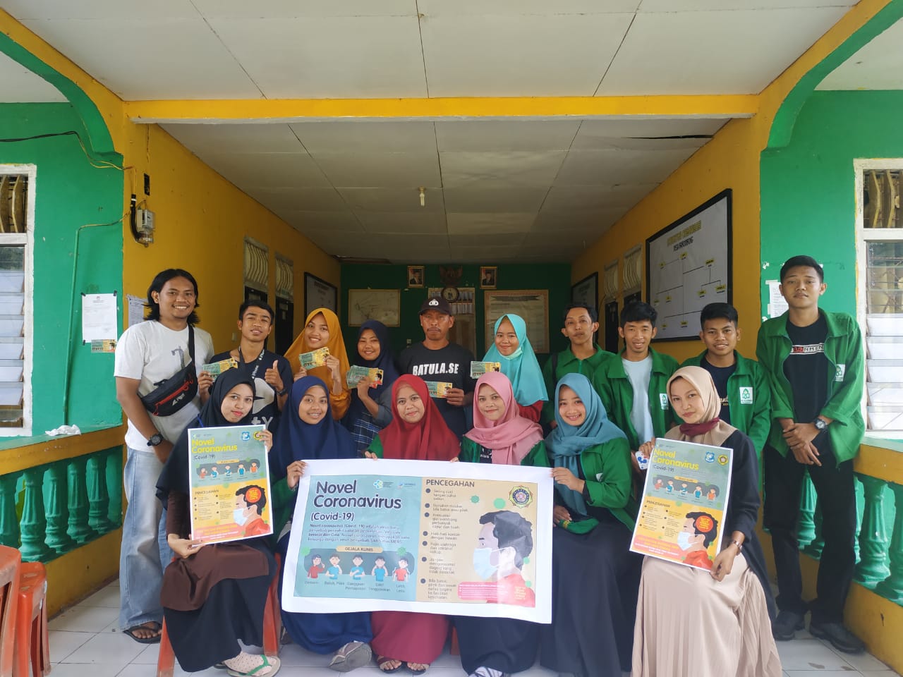 Karang Taruna 'Ininnawa' Desa Barombong Bagi Stiker Cegah Covid-19 ke Warga
