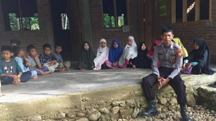 Nazar Ditunaikan, Pak Ghanja Ganti Iqra Robek Santri di Balibo