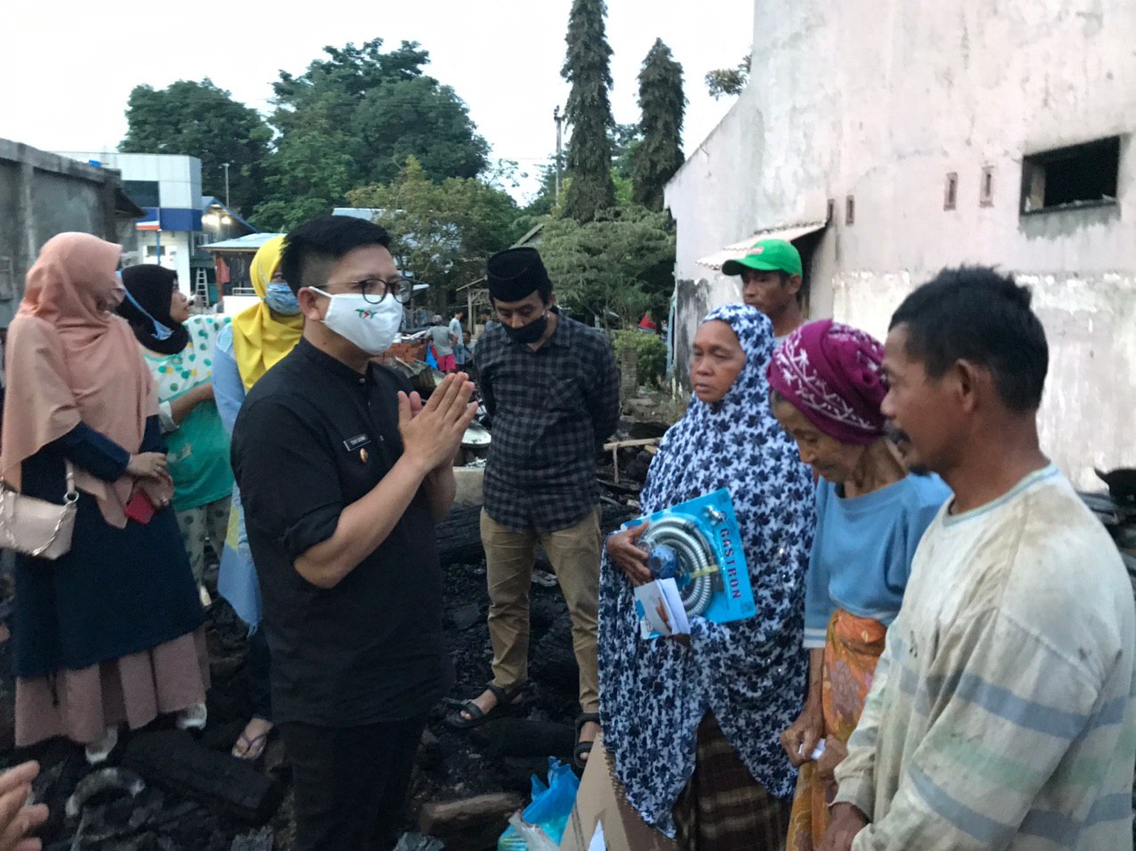 Serahkan Bantuan Kepada Korban Kebakaran di Dampang, TSY: Sama-Sama Bangkit