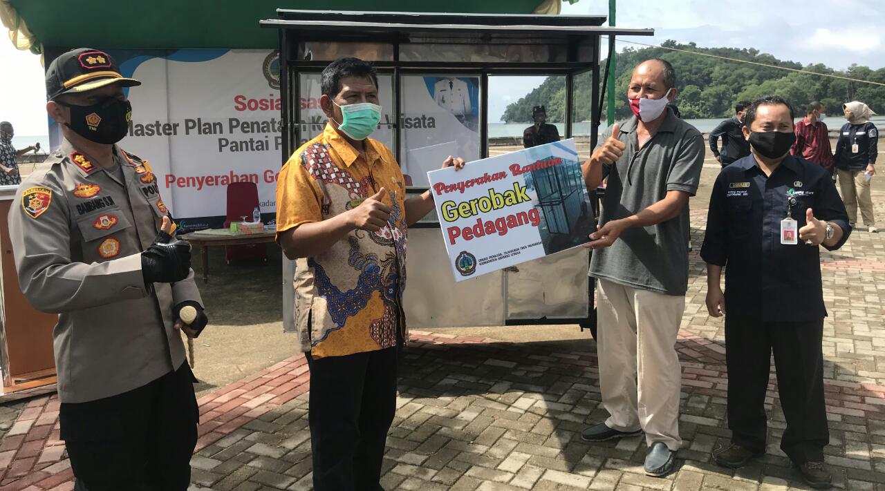 Bupati KKU Bagikan Sembilan Gerobak Gratis ke Pedagang