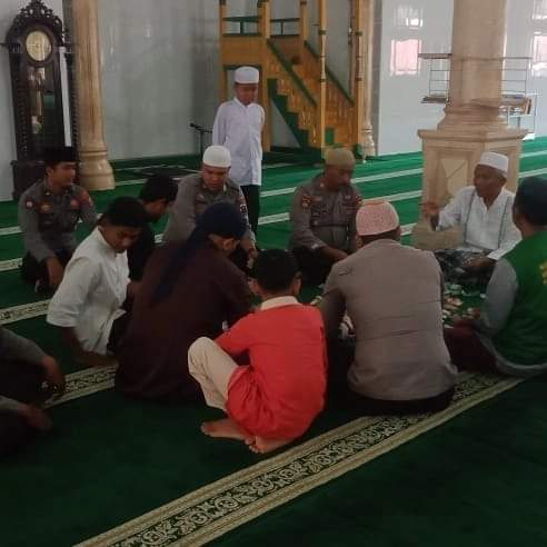 POLRES PADANG LAWAS MENOLONG MASYARAKAT MENGHITUNG UANG INFAK DI MESJID