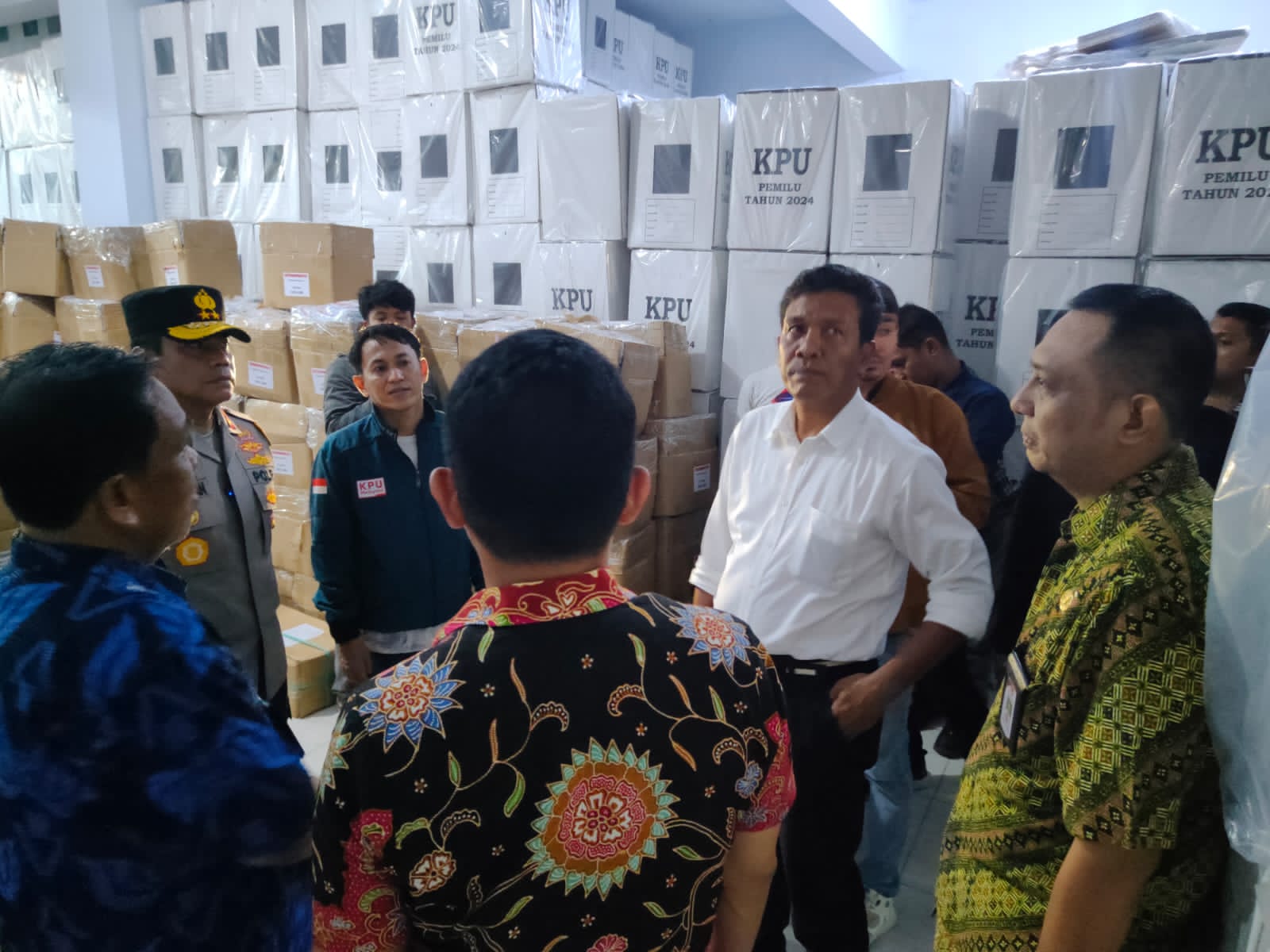 Kapolda Sulsel Tinjau Kesiapan KPUD Bulukumba Pasca Kegiatan Bakti Sosial
